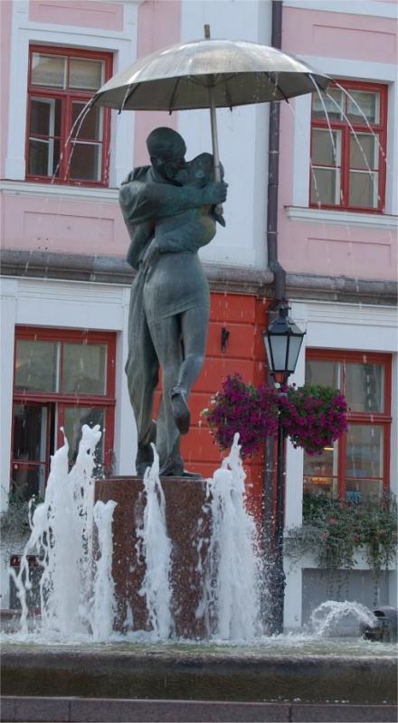The kissing students outside the town hall of Tartu